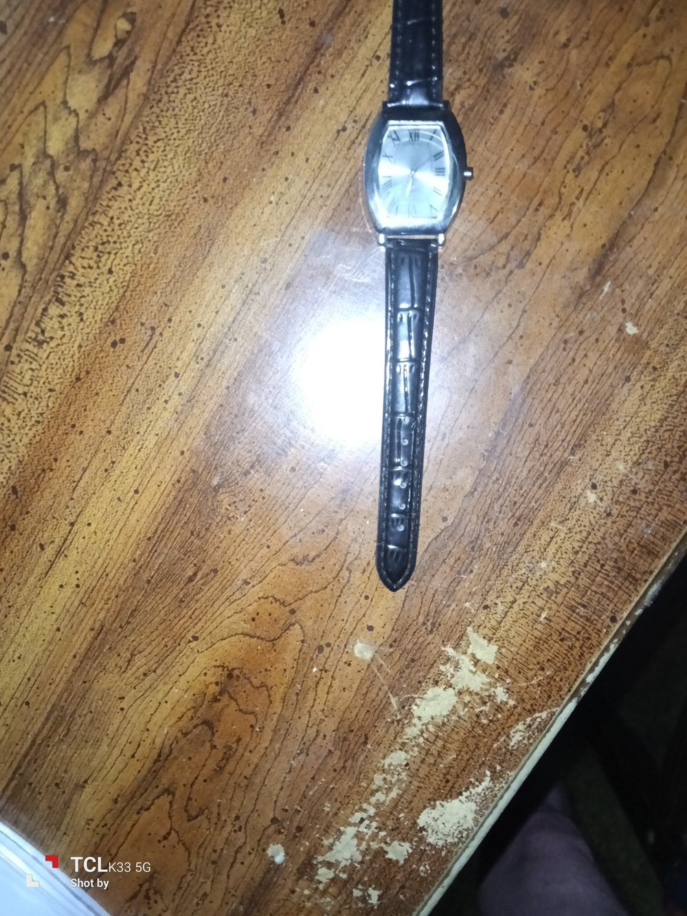 Classic Black Leather-Strap Wristwatch with Silver Dial